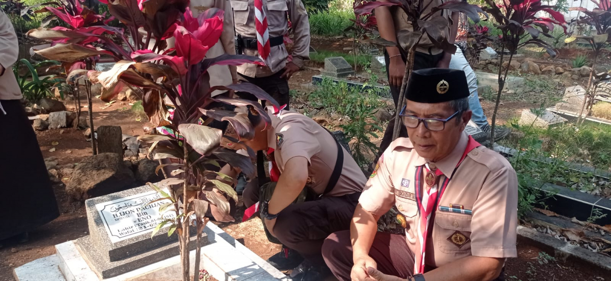 ZIARAH DAN TABUR BUNGA DI TPM DAYEUHKOLOT DAN CILEUNYI DALAM RANGKA HARI JADI PRAMUKA KE – 63