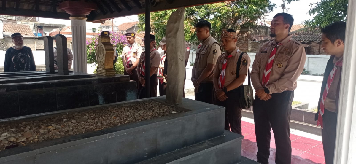 ZIARAH DAN TABUR BUNGA DI TPM DAYEUHKOLOT DAN CILEUNYI DALAM RANGKA HARI JADI PRAMUKA KE – 63