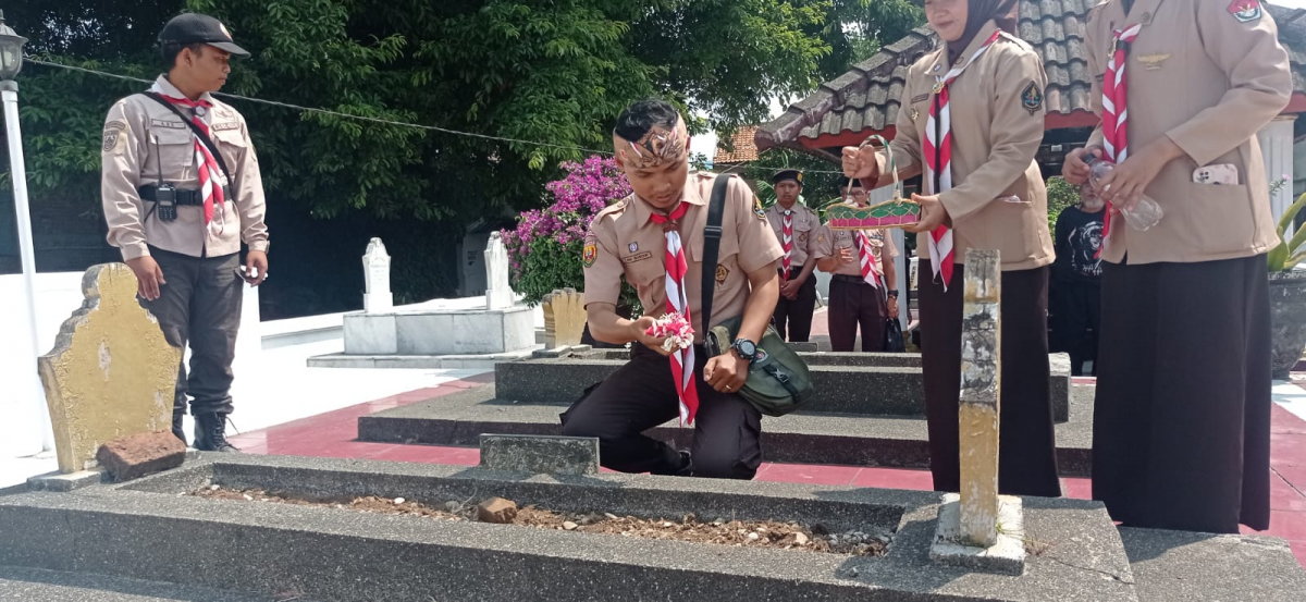 ZIARAH DAN TABUR BUNGA DI TPM DAYEUHKOLOT DAN CILEUNYI DALAM RANGKA HARI JADI PRAMUKA KE – 63