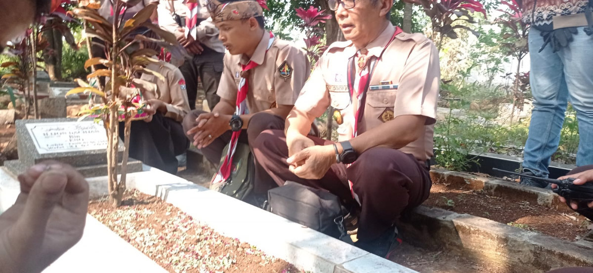 ZIARAH DAN TABUR BUNGA DI TPM DAYEUHKOLOT DAN CILEUNYI DALAM RANGKA HARI JADI PRAMUKA KE – 63