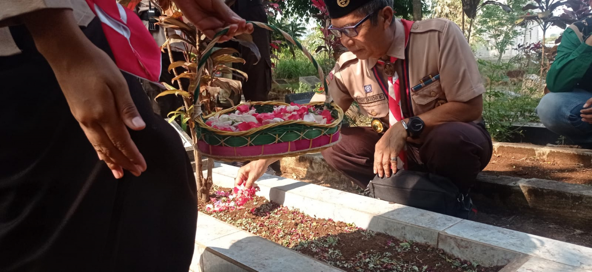 ZIARAH DAN TABUR BUNGA DI TPM DAYEUHKOLOT DAN CILEUNYI DALAM RANGKA HARI JADI PRAMUKA KE – 63
