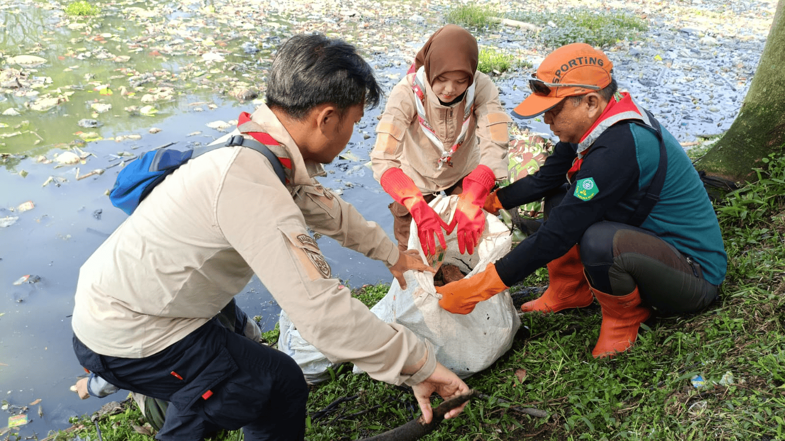 Gurudug Taman Air Bojongsoang Brigade Penolong Kwarcab Kab. Bandung Bersihakan Sampah