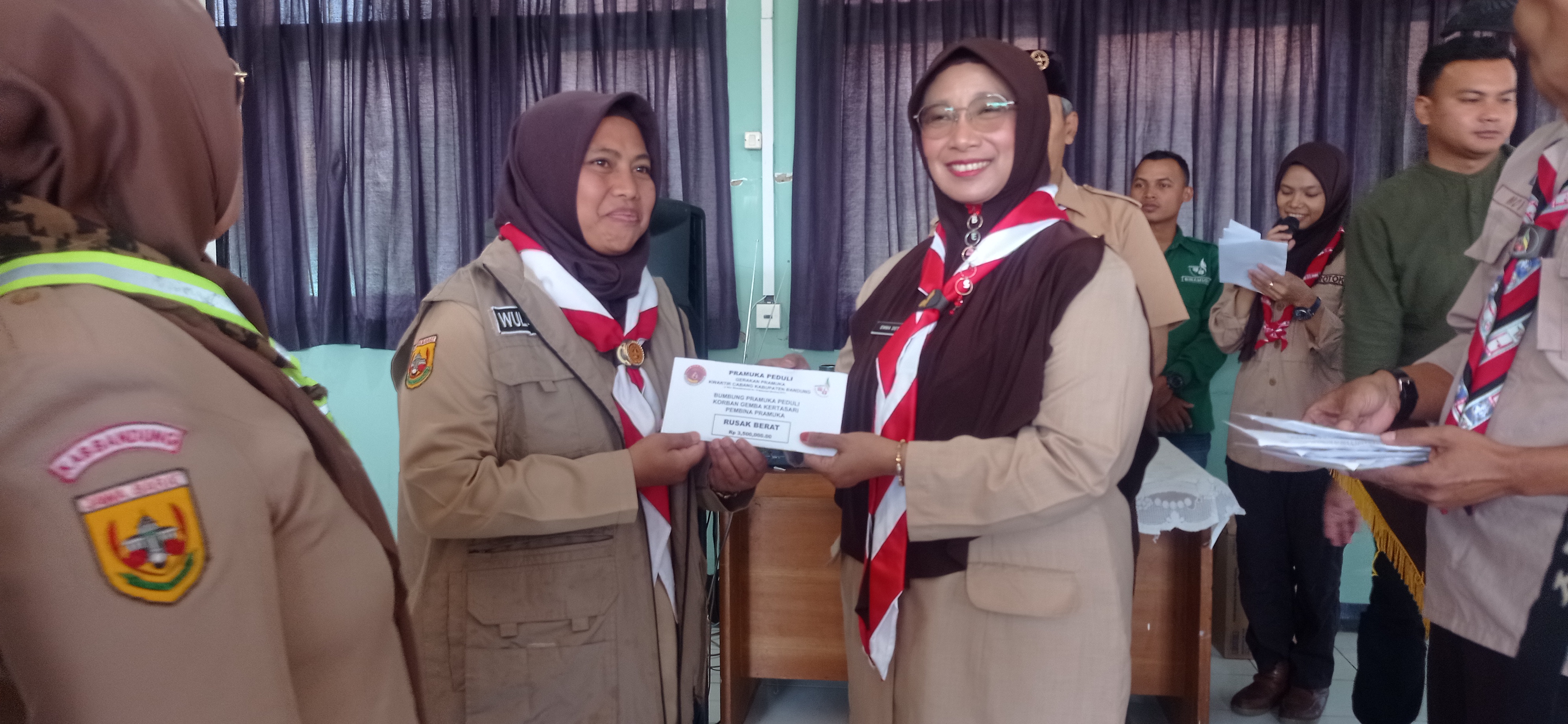 KA Hj EMMA DETY PERMANAWATI SELAKU KA KWARCAB SERAHKAN BANTUAN BUMBUNG PRAMUKA PEDULI  