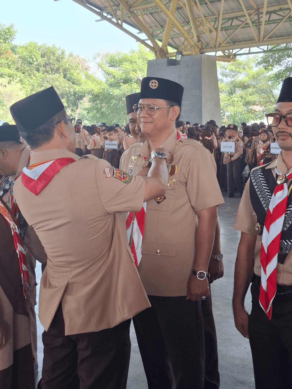 Kang DS Sematkan TPOD kepada Pramuka Dewasa pada HUT Pramuka ke-65
