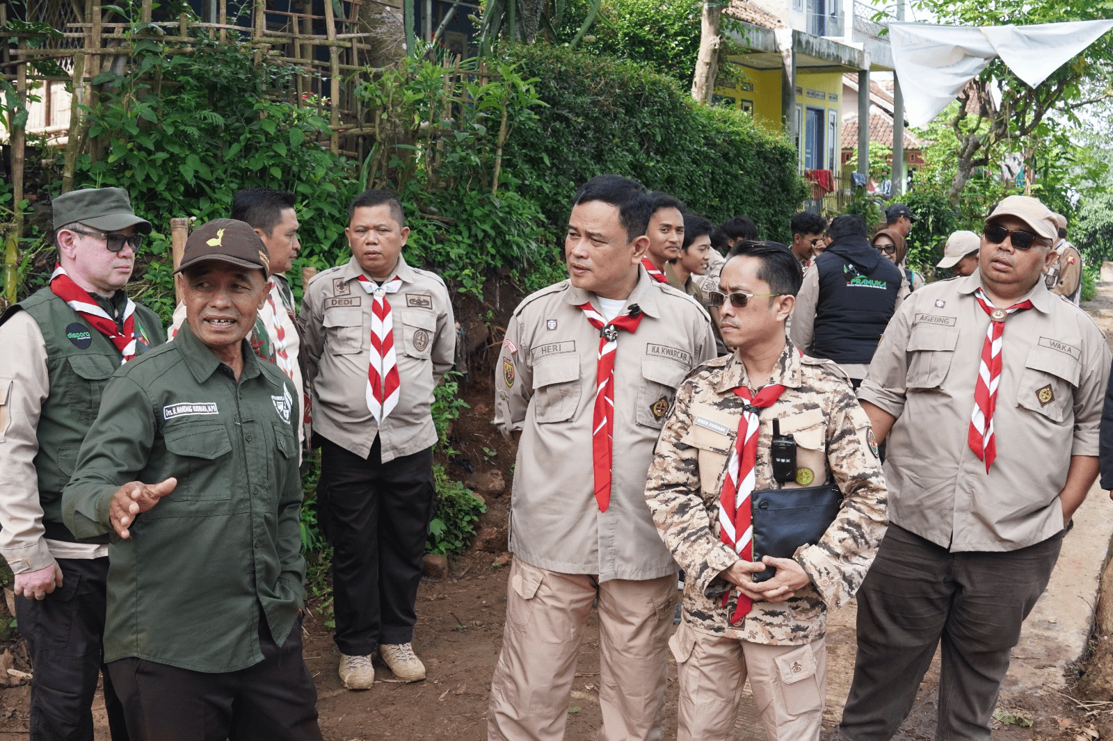 Pengurus  Pramuka Kab. Bandung dampingi jajaran Pengurus Pramuka Kota Bandung dilokasi Longsor Arjasari